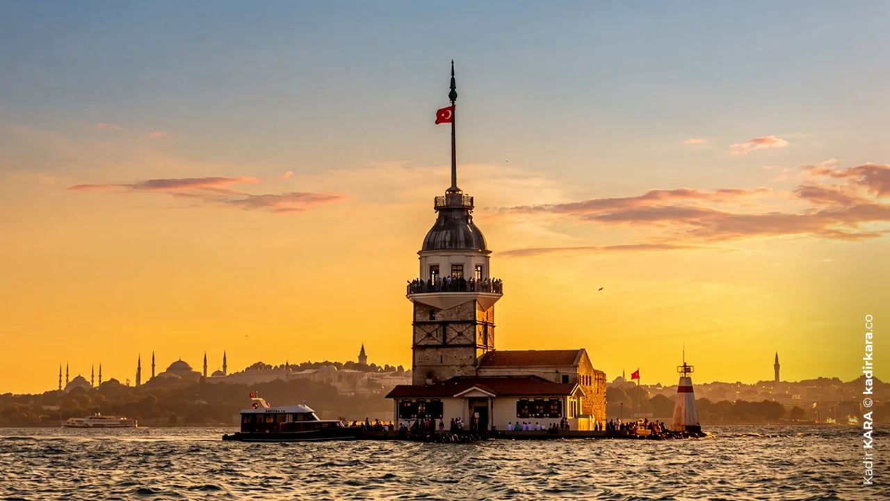 İstanbul'da Kız Kulesi'nin altın saatte turuncu gökyüzü fonunda görünümü